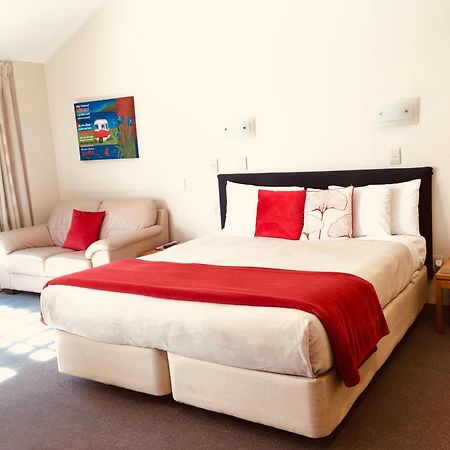 Cascades Lakefront Motel Taupo Eksteriør billede A room at the hotel