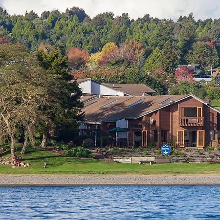 Cascades Lakefront Motel Taupo Eksteriør billede Residential neighborhood on the shore of Lake Stevens
