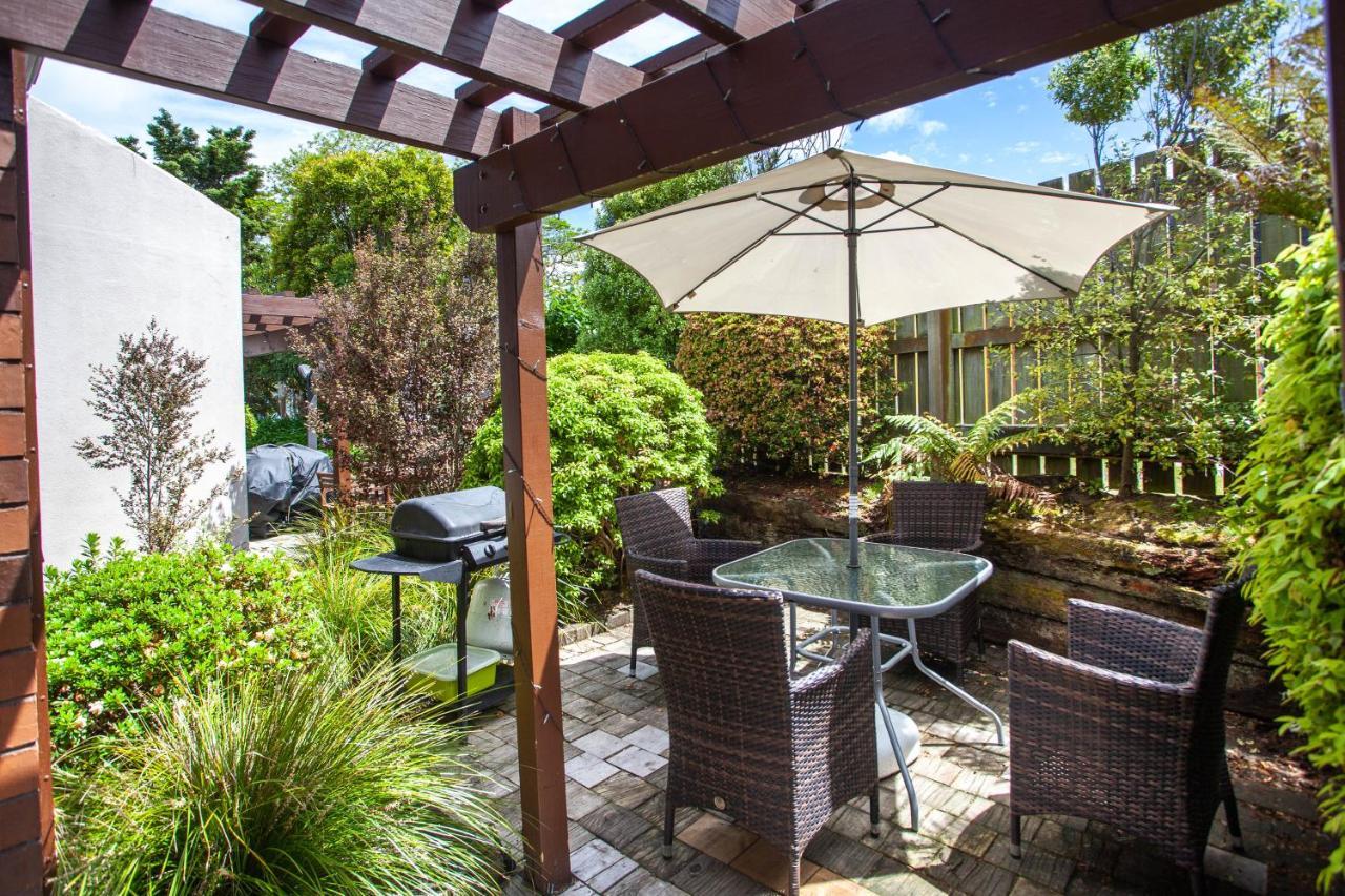 Cascades Lakefront Motel Taupo Eksteriør billede A patio with a pergola