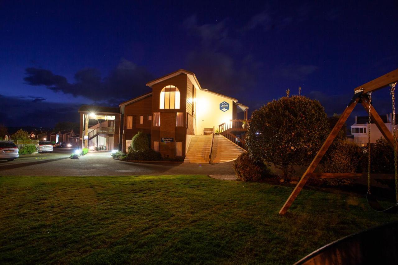 Cascades Lakefront Motel Taupo Eksteriør billede The church at night