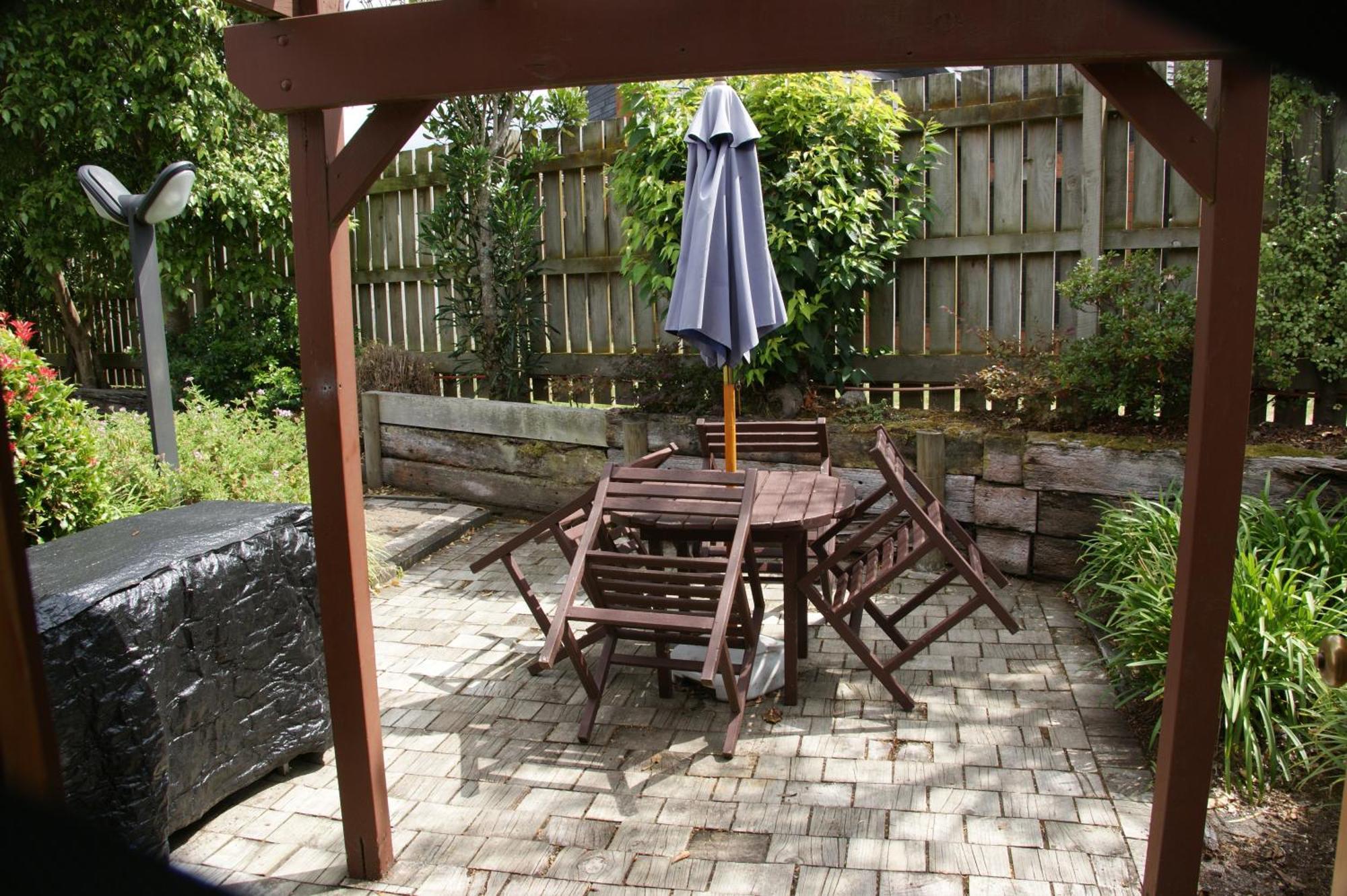Cascades Lakefront Motel Taupo Værelse billede A backyard patio