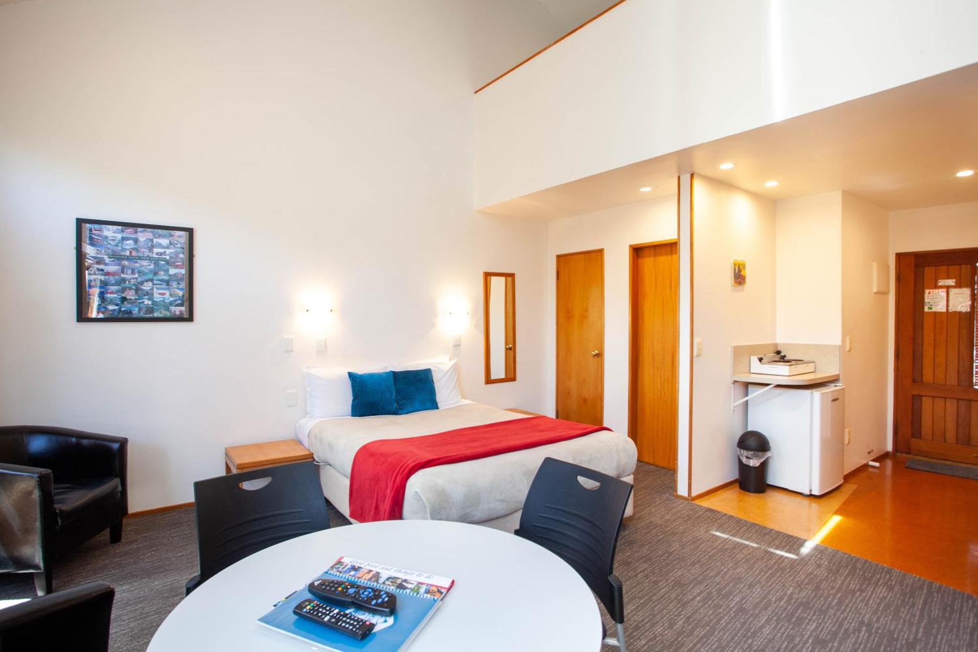 Cascades Lakefront Motel Taupo Værelse billede A typical studio apartment