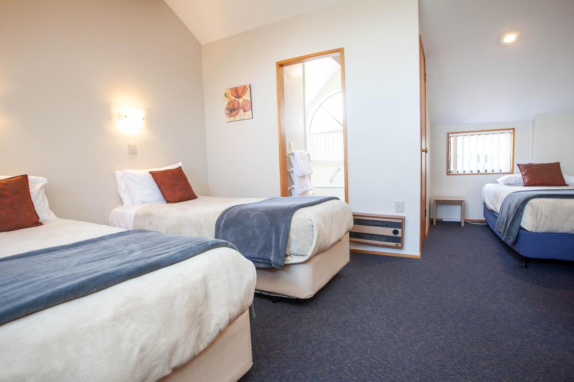 Cascades Lakefront Motel Taupo Værelse billede A typical motel room