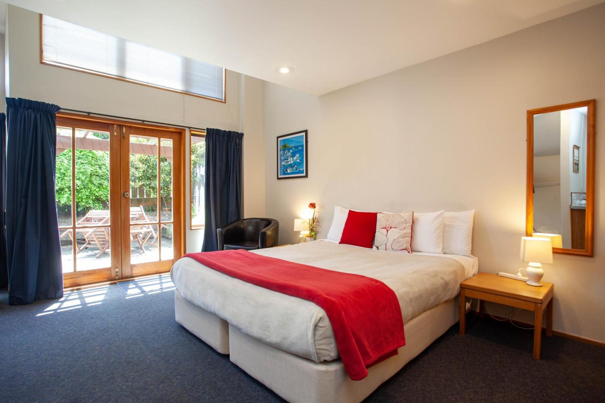 Cascades Lakefront Motel Taupo Værelse billede A typical motel room