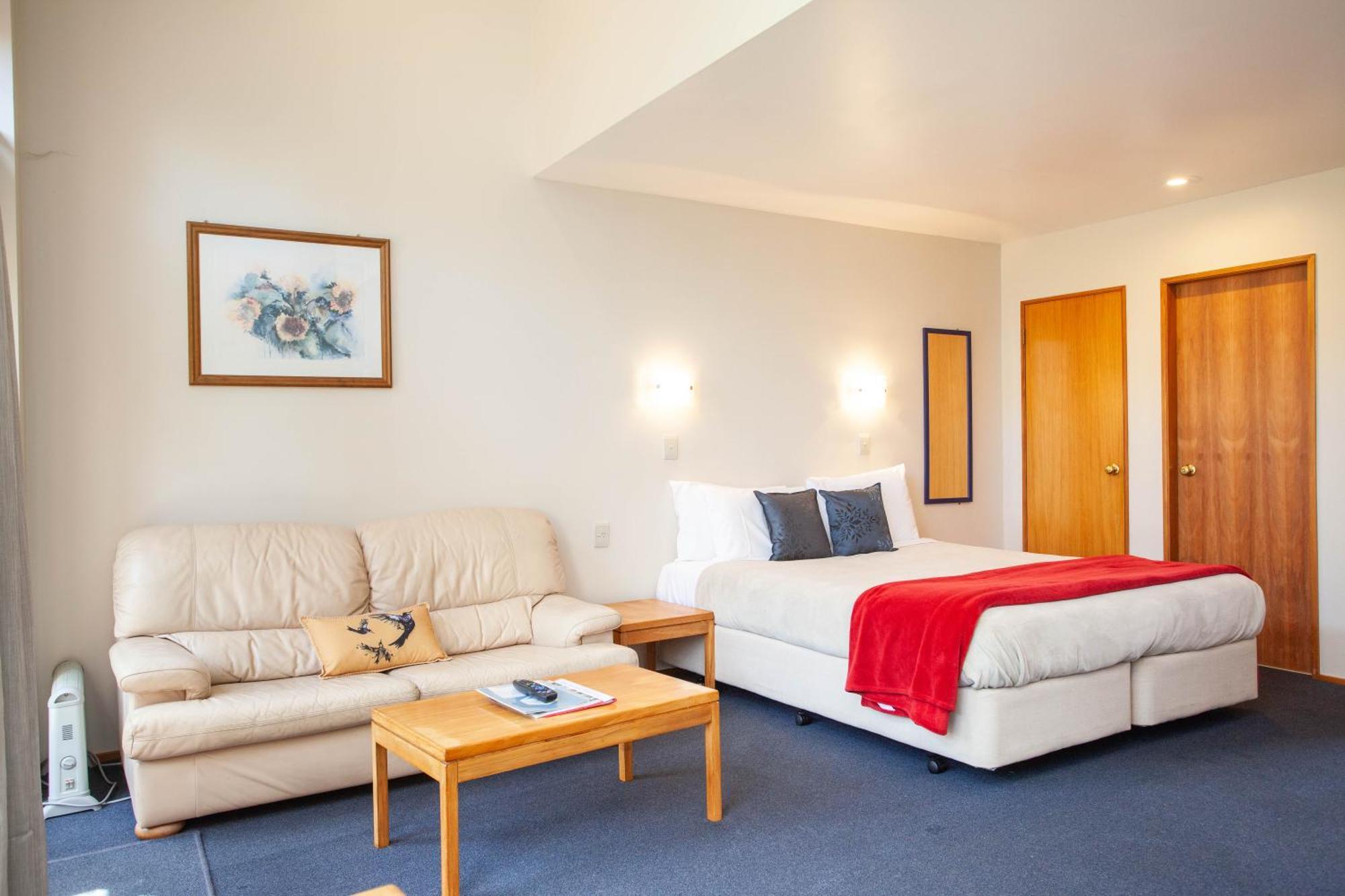 Cascades Lakefront Motel Taupo Værelse billede A typical hotel room
