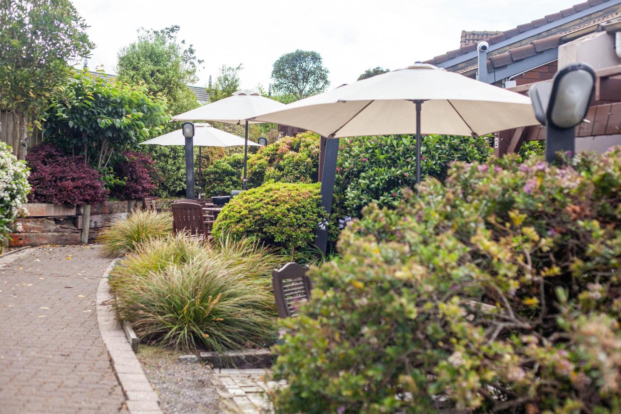 Cascades Lakefront Motel Taupo Værelse billede The garden at The Old Red Lion