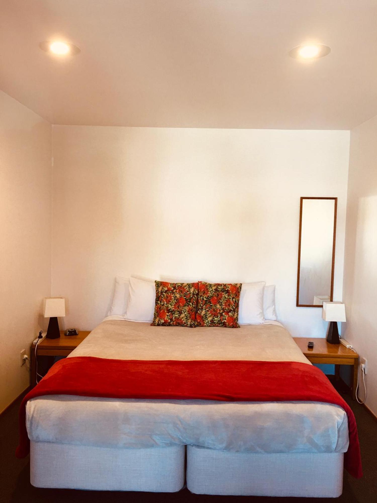 Cascades Lakefront Motel Taupo Eksteriør billede A bedroom at the hotel