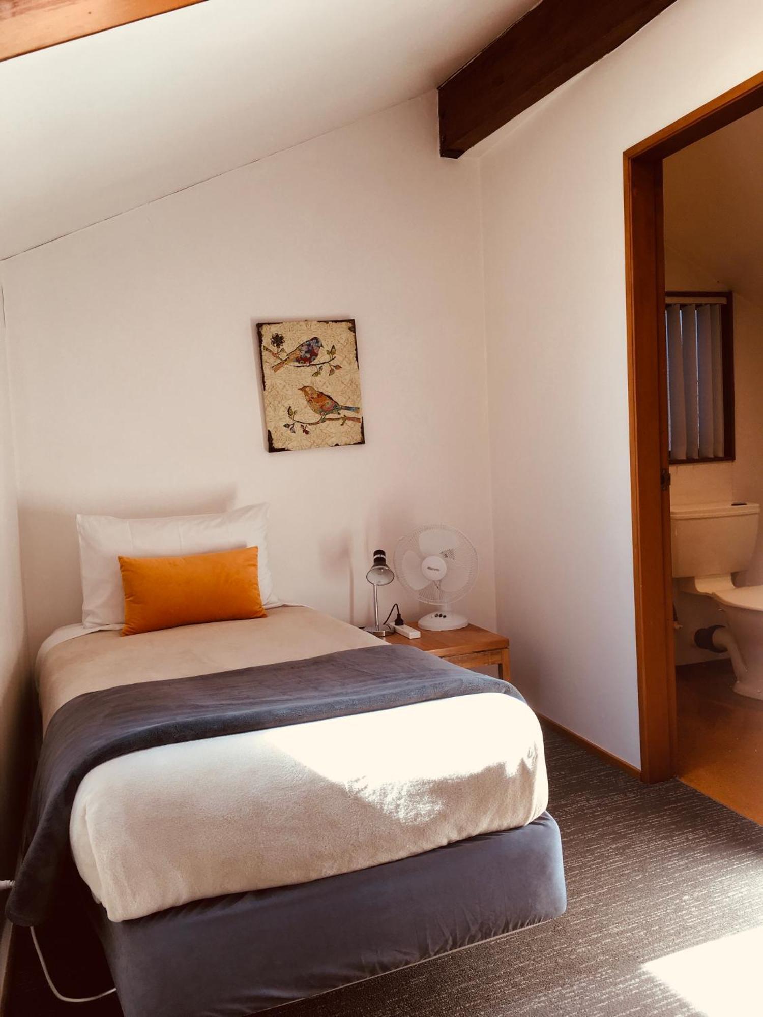 Cascades Lakefront Motel Taupo Eksteriør billede A single room at the hotel