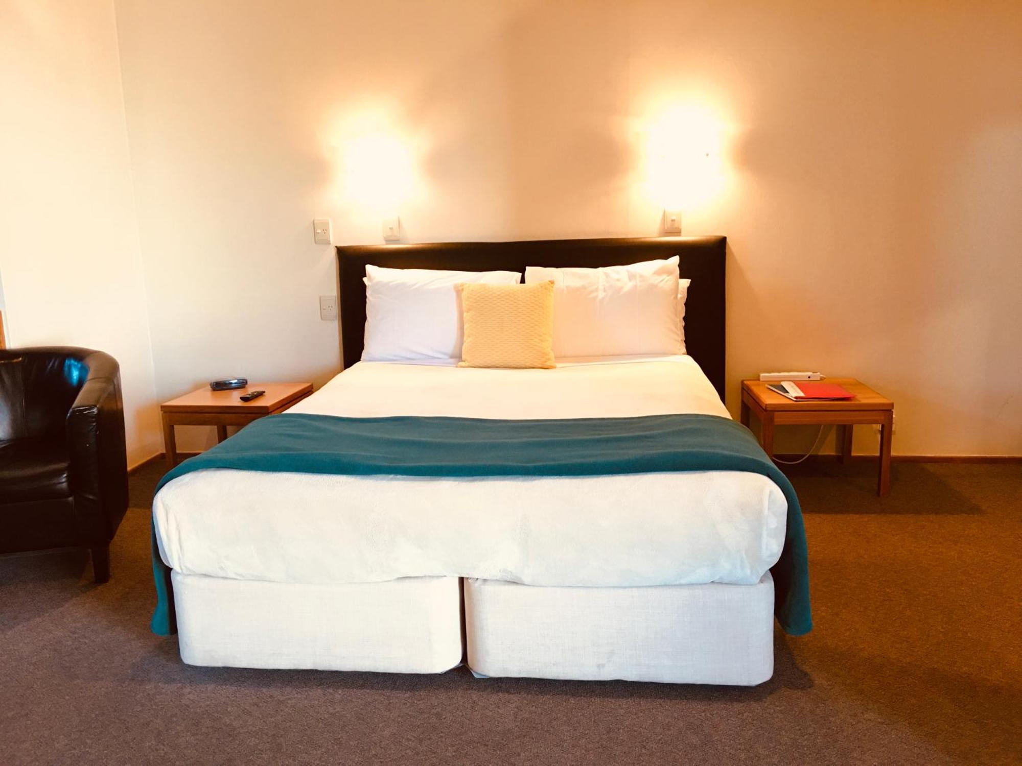 Cascades Lakefront Motel Taupo Eksteriør billede A bed in a hotel room
