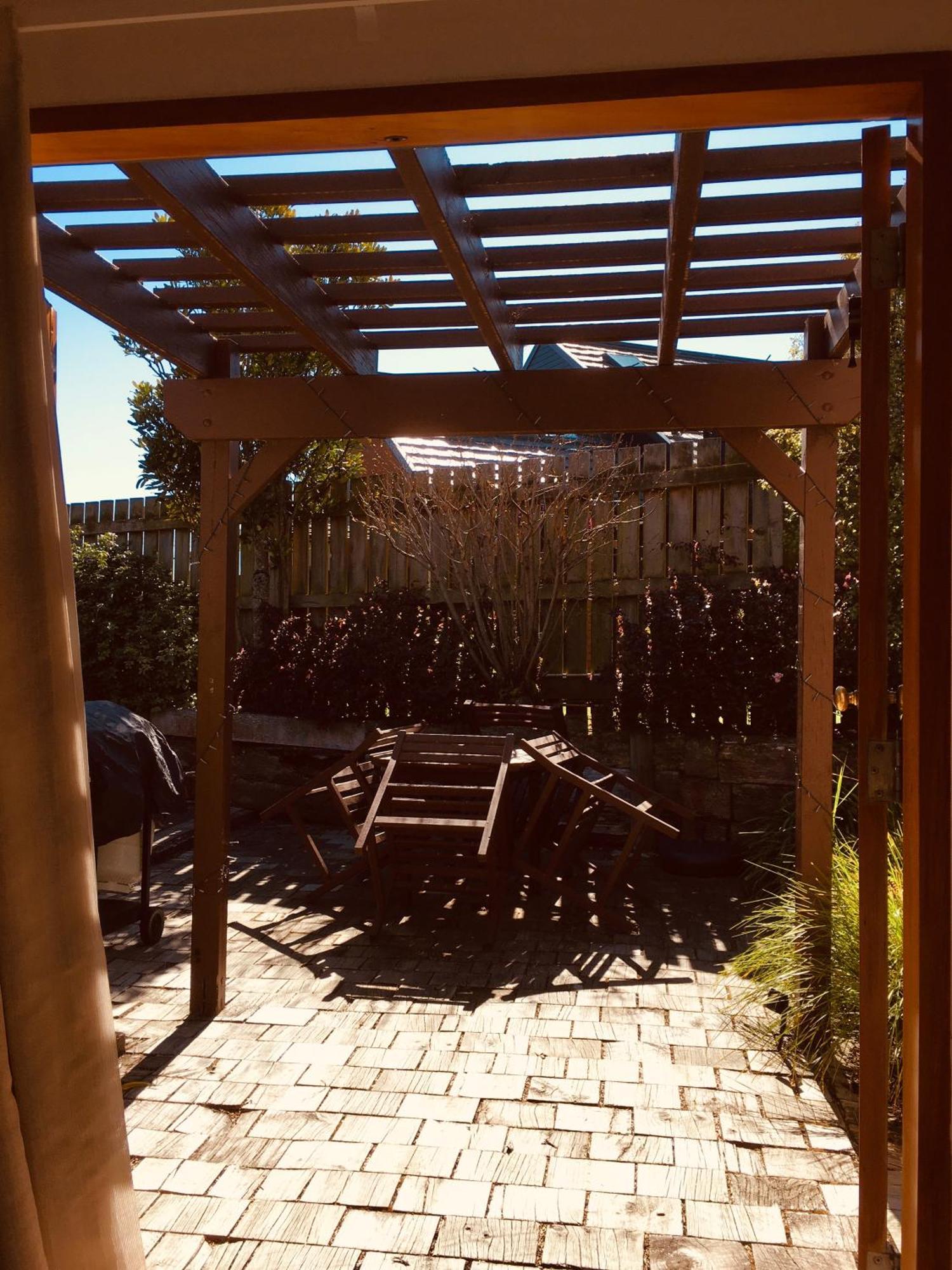 Cascades Lakefront Motel Taupo Eksteriør billede Pergola in a backyard