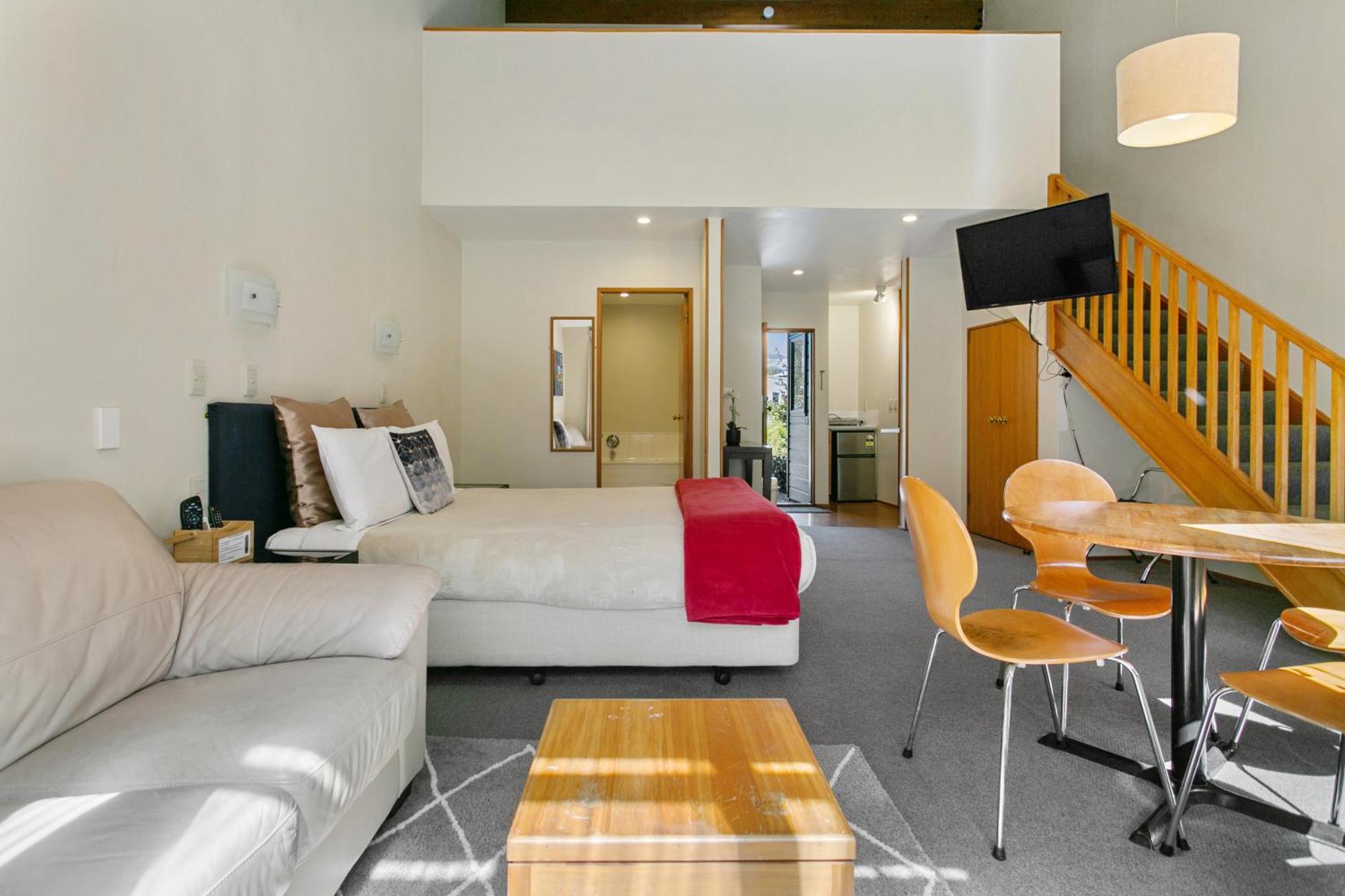 Cascades Lakefront Motel Taupo Eksteriør billede A typical studio apartment