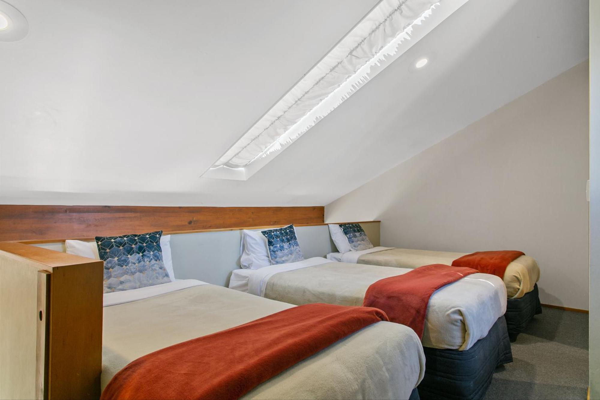 Cascades Lakefront Motel Taupo Eksteriør billede Skylight in a hotel room