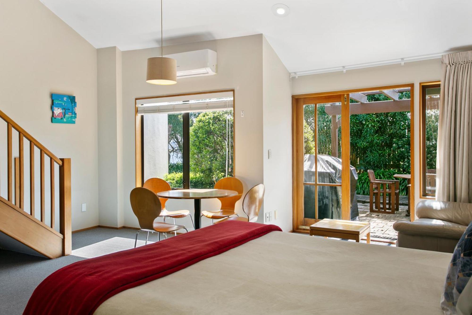 Cascades Lakefront Motel Taupo Eksteriør billede A typical studio apartment