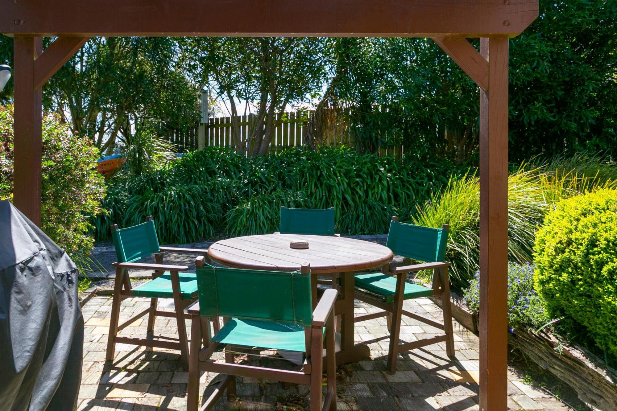 Cascades Lakefront Motel Taupo Eksteriør billede A pergola in a garden