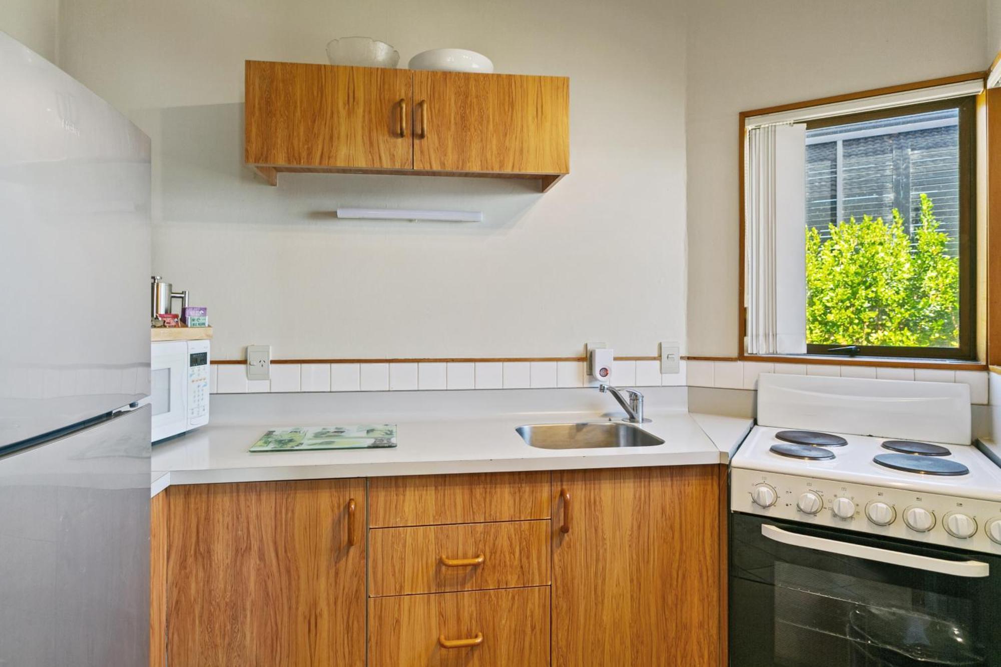 Cascades Lakefront Motel Taupo Eksteriør billede A kitchen in a student flat