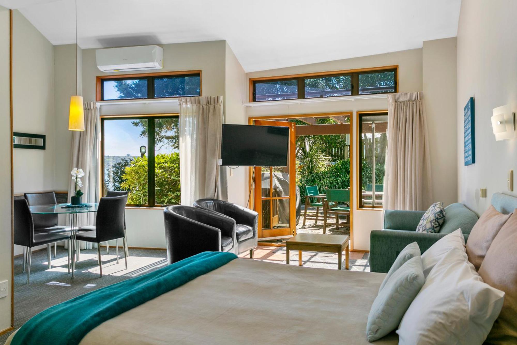 Cascades Lakefront Motel Taupo Eksteriør billede A suite at the hotel