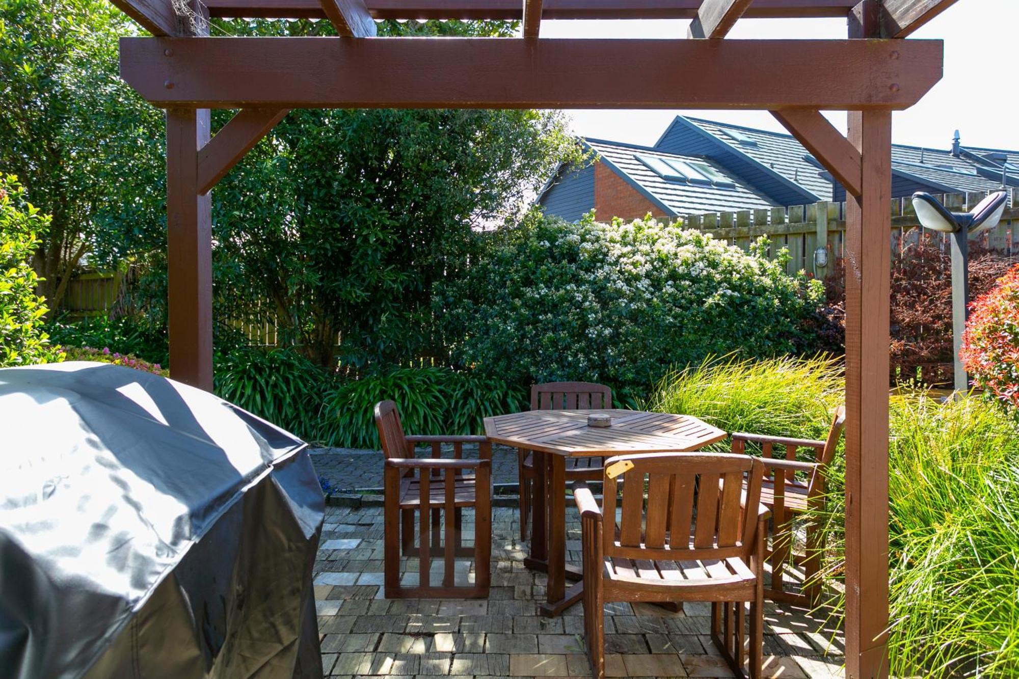 Cascades Lakefront Motel Taupo Eksteriør billede A pergola in a backyard