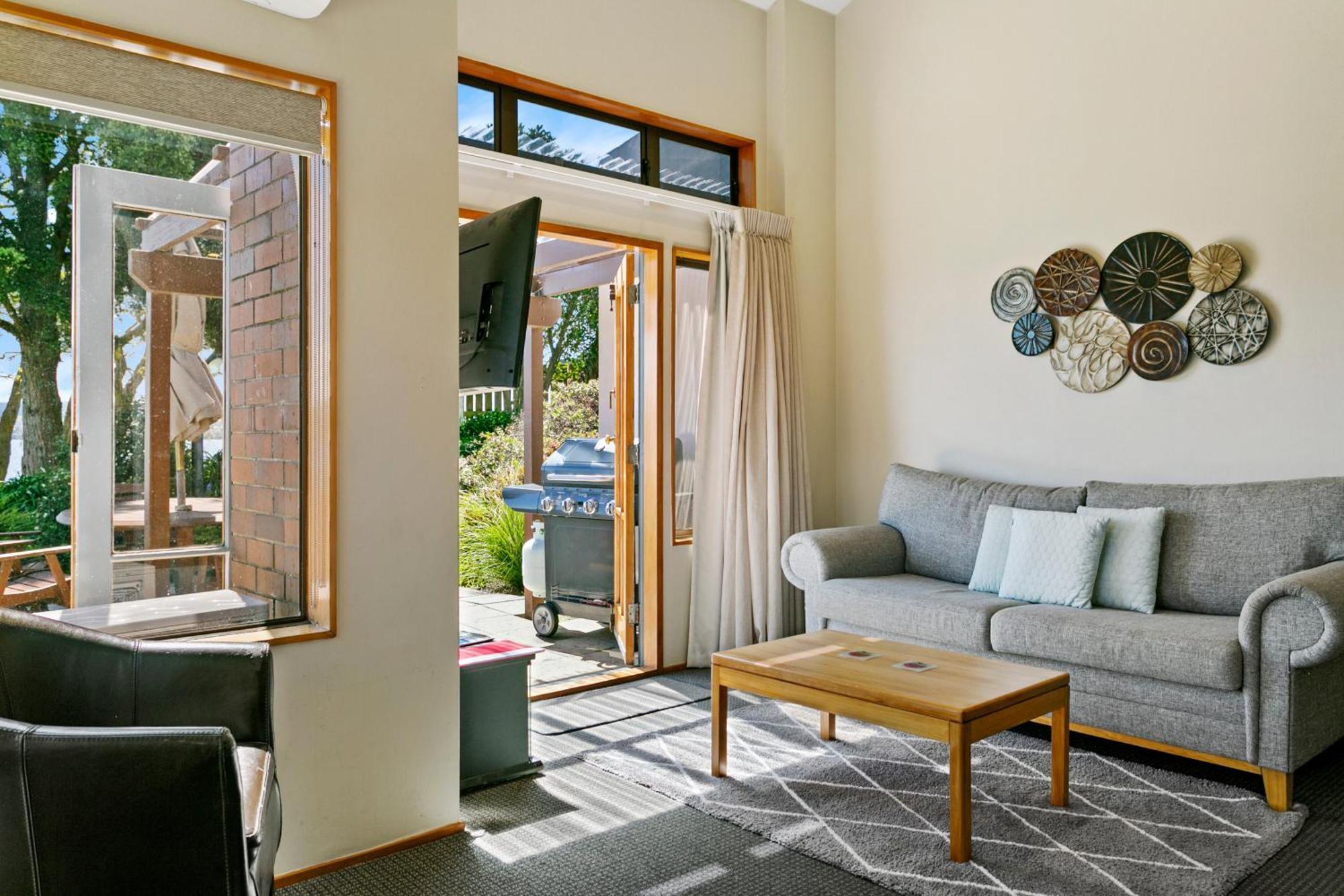 Cascades Lakefront Motel Taupo Eksteriør billede A living room in a typical apartment at the hotel