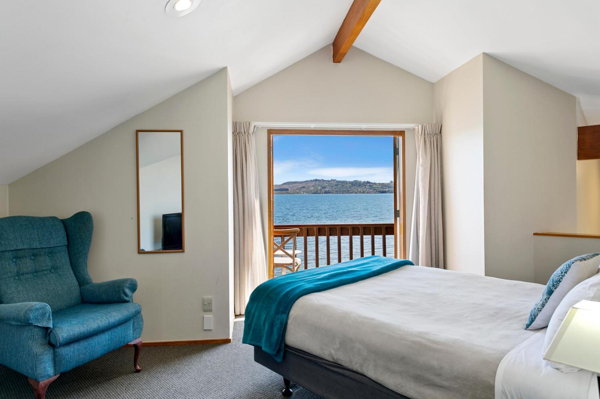 Cascades Lakefront Motel Taupo Eksteriør billede A bedroom at the hotel