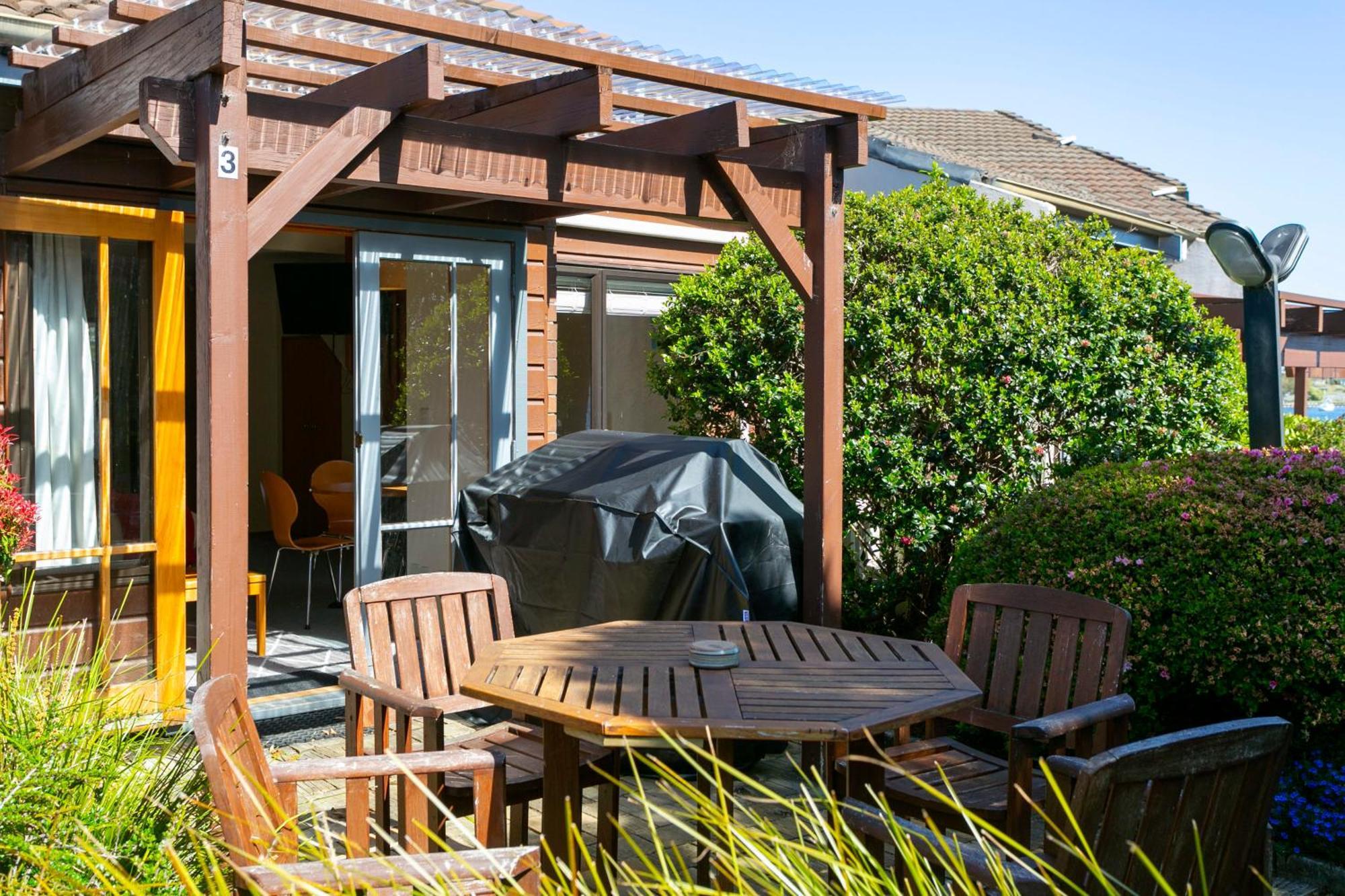 Cascades Lakefront Motel Taupo Eksteriør billede A pergola in a garden