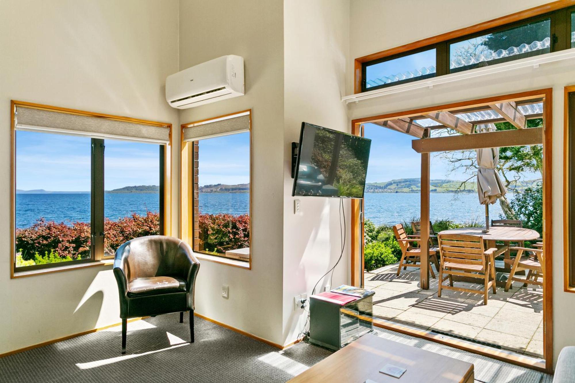 Cascades Lakefront Motel Taupo Eksteriør billede A room at the Bay of Many Coves