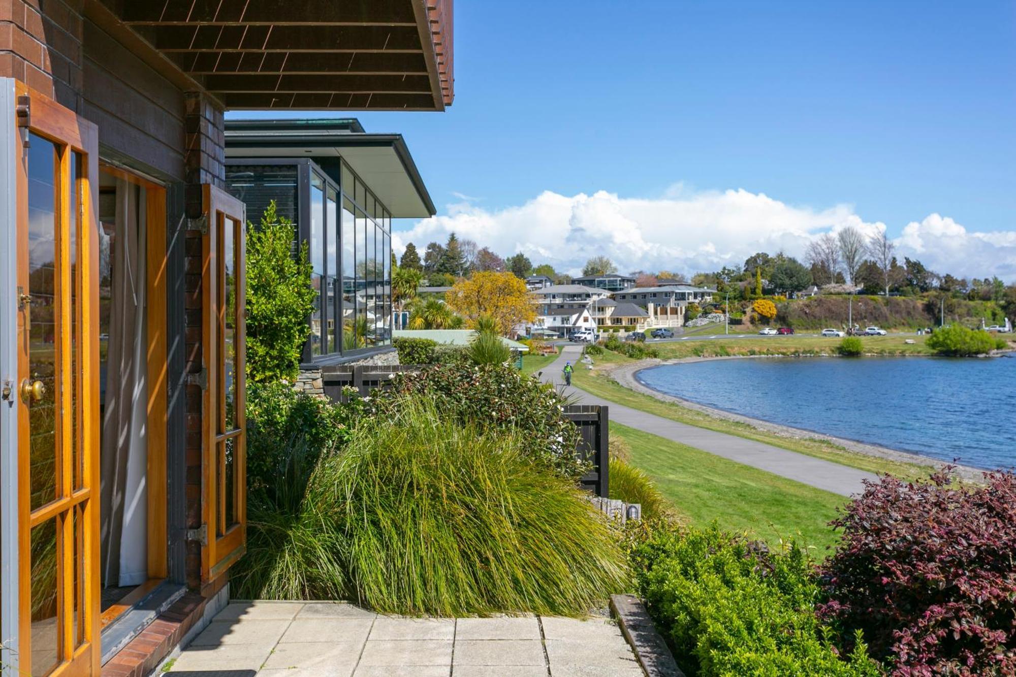 Cascades Lakefront Motel Taupo Eksteriør billede View of the lake from the library