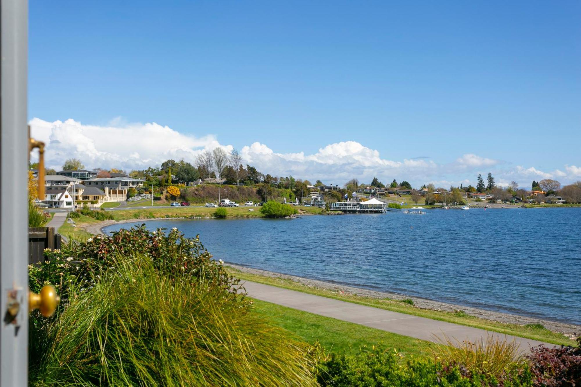 Cascades Lakefront Motel Taupo Eksteriør billede View of Lake Stevens